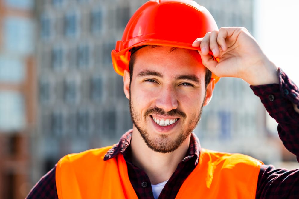 Los trabajadores que realizan trabajos a 2 metros respecto al nivel del suelo, deben llevar los sistemas anticaída para evitar lesiones 